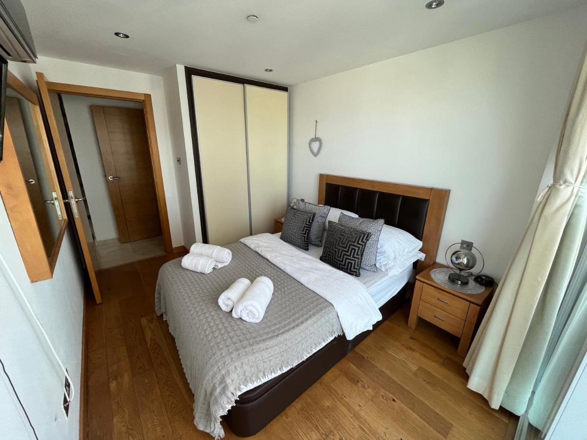 Ocean Village Lovely 2 Bedroom Apartment ジブラルタル エクステリア 写真